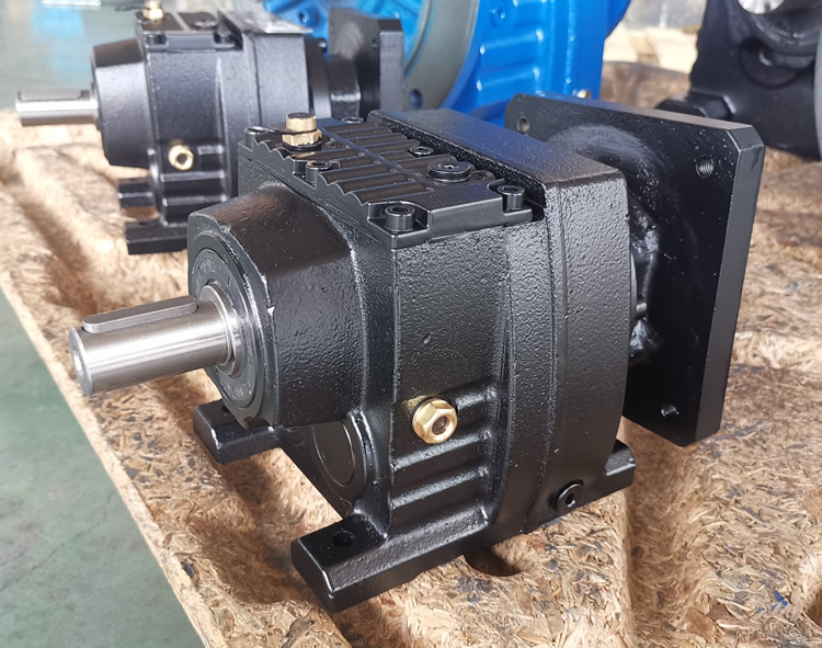 R37系列減速機的實物照片，輸入配伺服電機