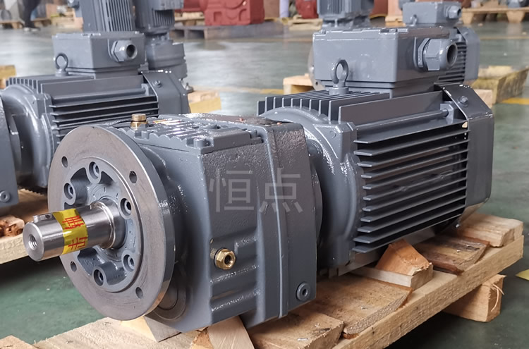 RF47系列減速機配直聯電機，立式安裝 輸出法蘭+軸 實物圖