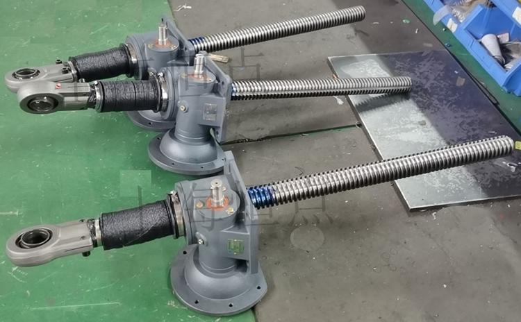 SWLD10升降機配關節軸承，配軟防護罩的實物圖